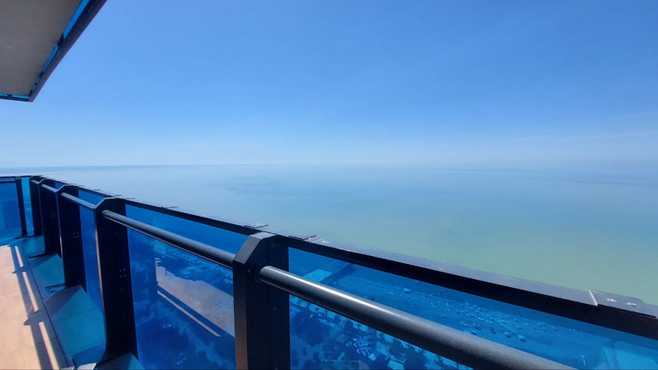 Море и небо без единого препятствия, вид с балкона в ясный день