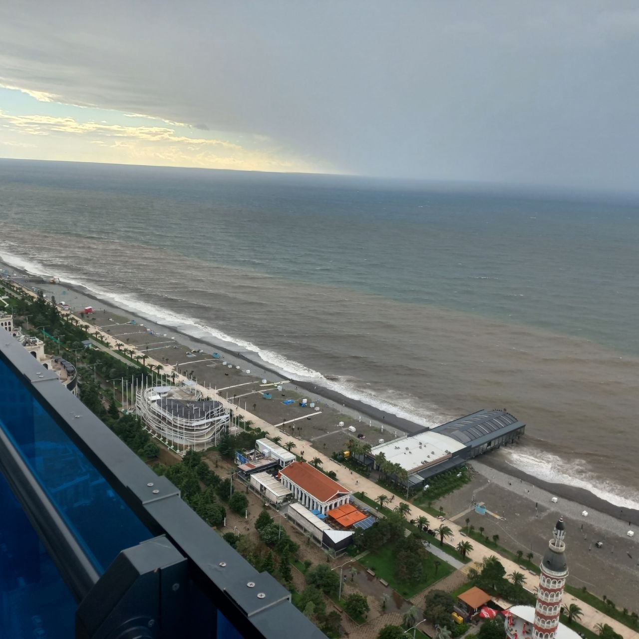 Вид с балкона Orbi City на пляж и море в ветреный день начала сентября