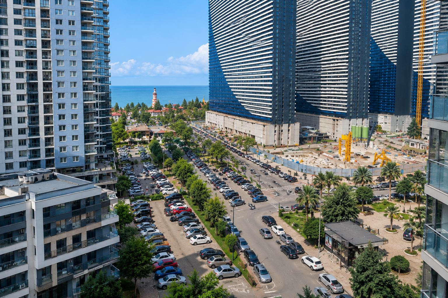 Двор, плотно заставленный машинами, между корпусами Orbi City